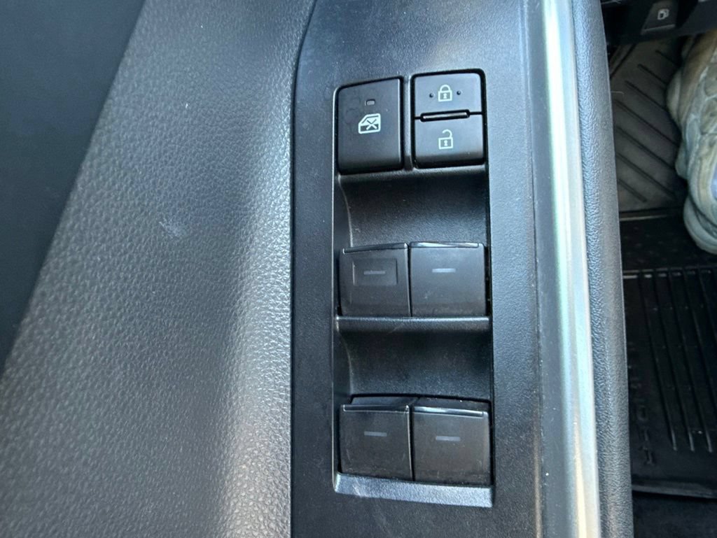 Used 2021 Toyota Highlander XLE AWD/4WD image 11