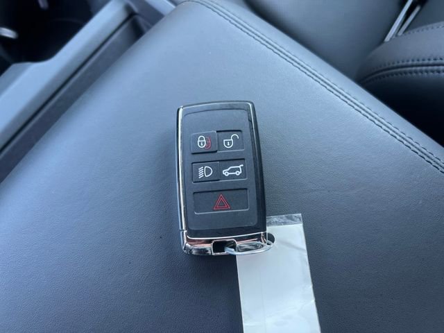 Used 2025 Land Rover Defender 110 X-Dynamic SE image 35