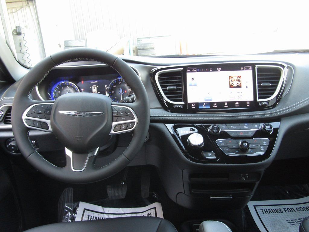 New 2026 Chrysler Pacifica Select image 5