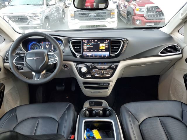 Used 2024 Chrysler Pacifica Touring-L image 10