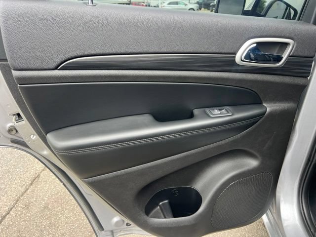 Used 2019 Jeep Grand Cherokee Altitude AWD/4WD image 16