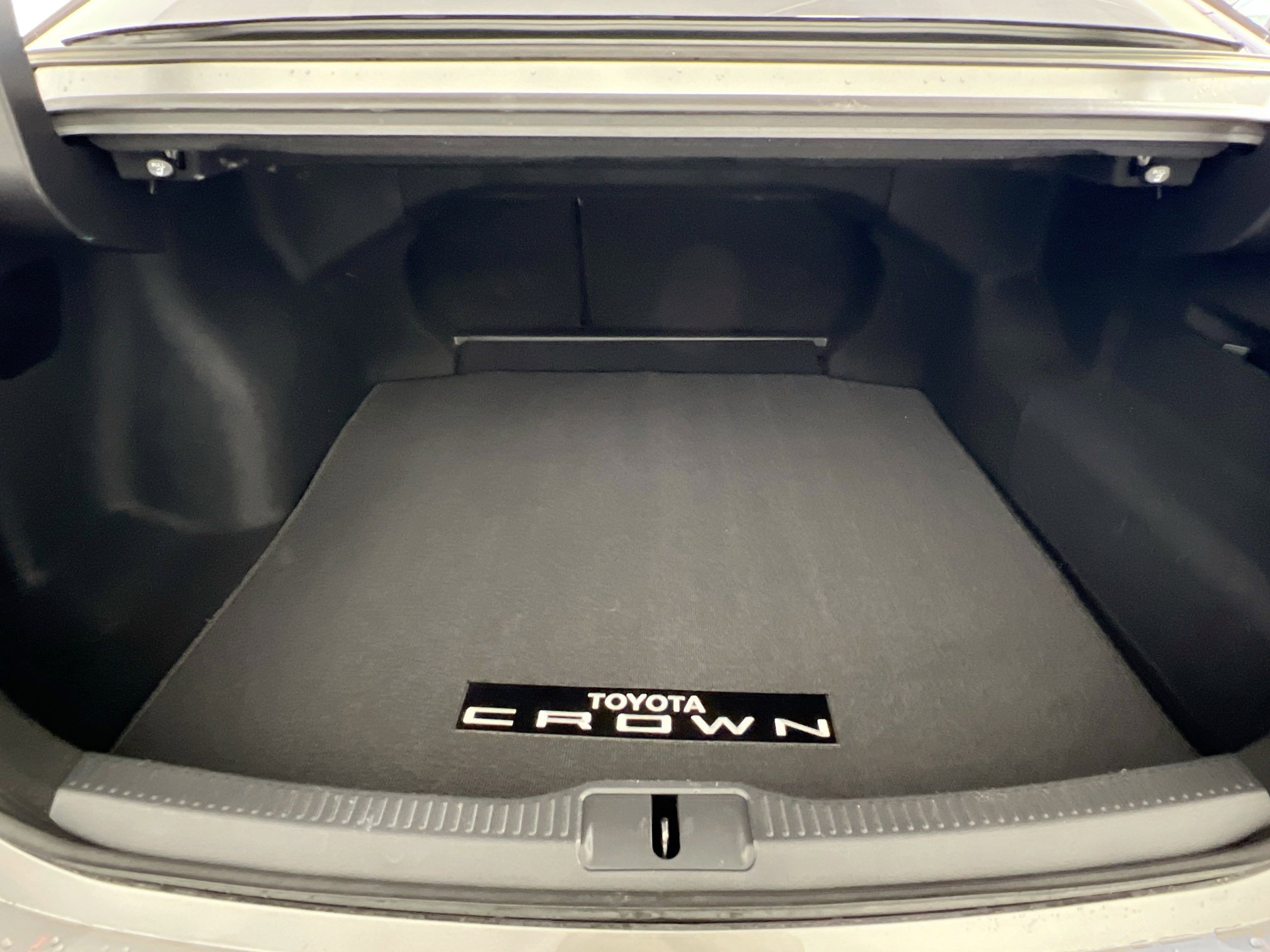 Used 2023 Toyota Crown Limited image 34