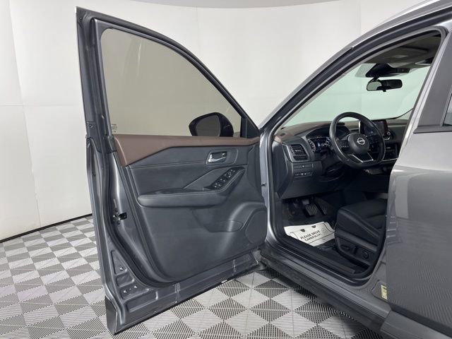 Used 2023 Nissan Rogue SV w/ SV Premium B Package image 16