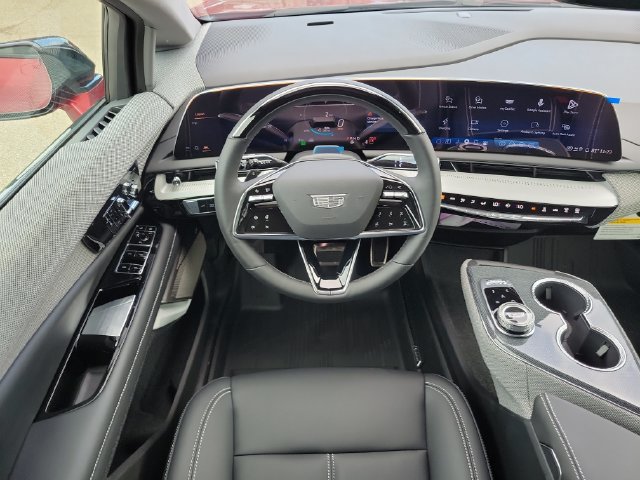 New 2027 Cadillac Optiq Luxury w/ LPO, Floor Liner Package AWD/4WD image 9