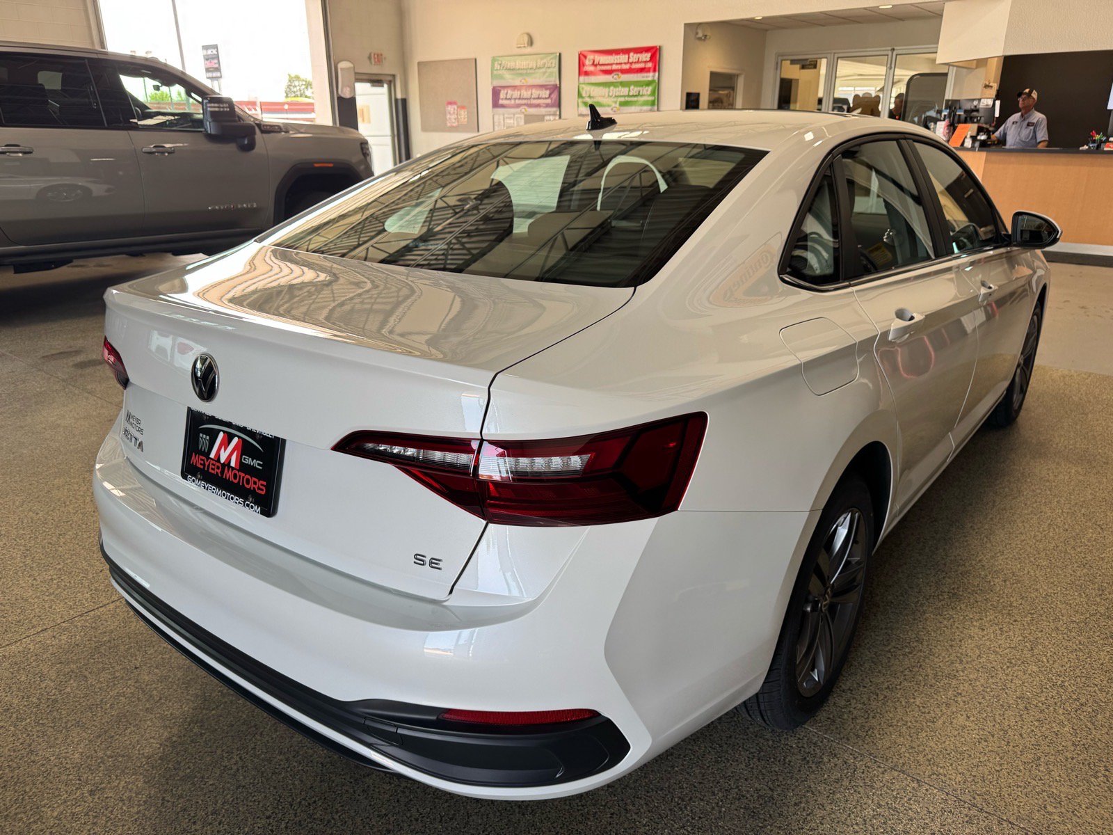 Used 2024 Volkswagen Jetta SE w/ Panoramic Sunroof Package FWD image 5