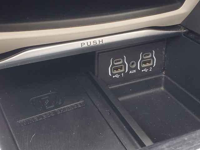 Used 2021 Chrysler Pacifica Limited image 31