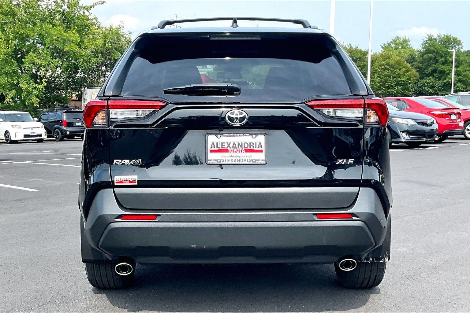 Used 2022 Toyota RAV4 XLE Premium FWD image 4