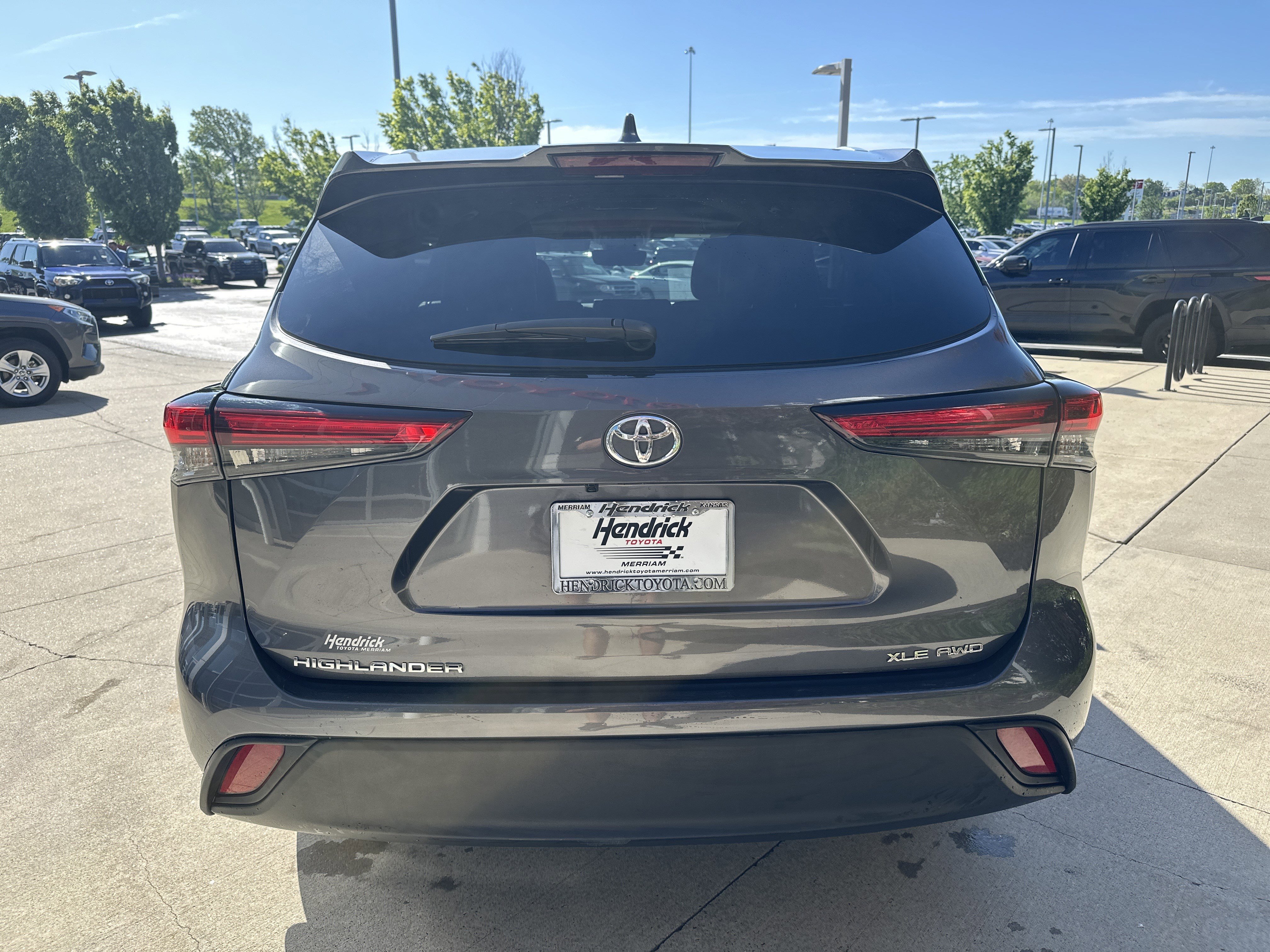 Used 2023 Toyota Highlander XLE AWD/4WD image 8