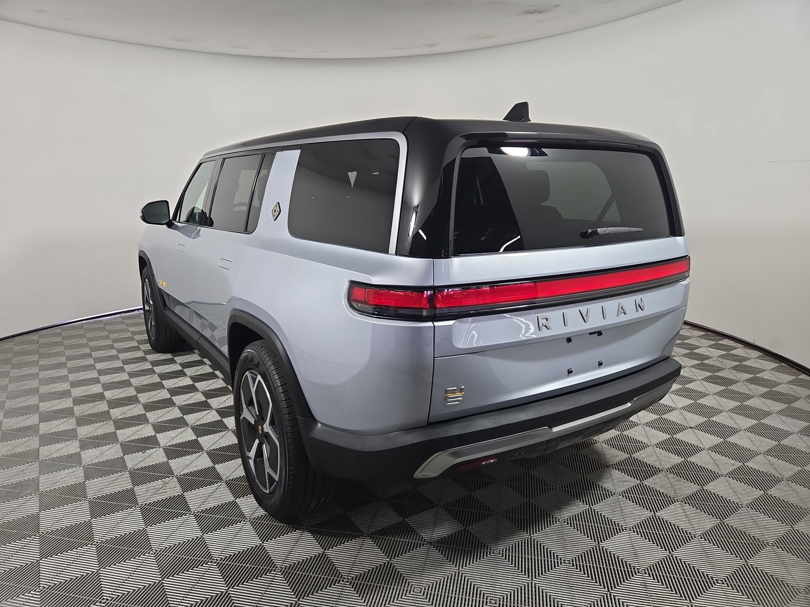 Used 2024 Rivian R1S Adventure Quad AWD/4WD image 3
