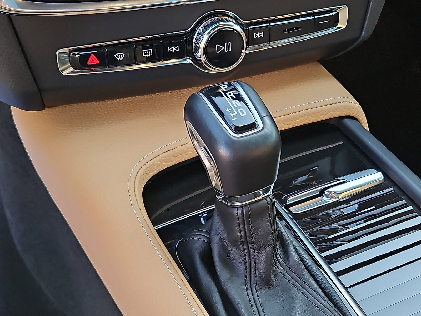 Used 2018 Volvo S90 T5 Momentum w/ Convenience Package image 15