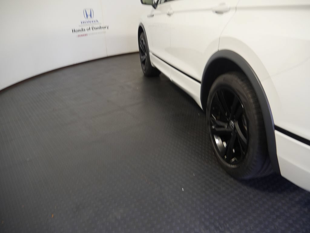 Used 2024 Volkswagen Tiguan SE R-Line AWD/4WD image 11