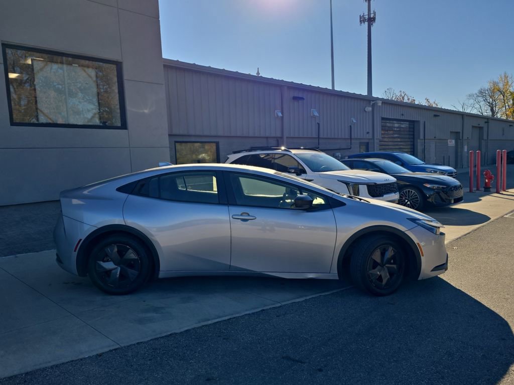 Used 2023 Toyota Prius LE image 3