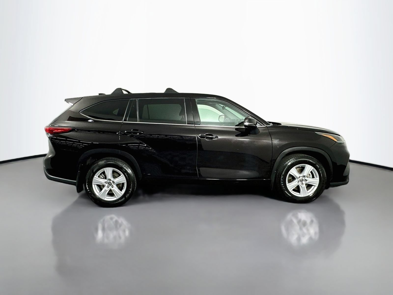 Used 2021 Toyota Highlander LE FWD image 8