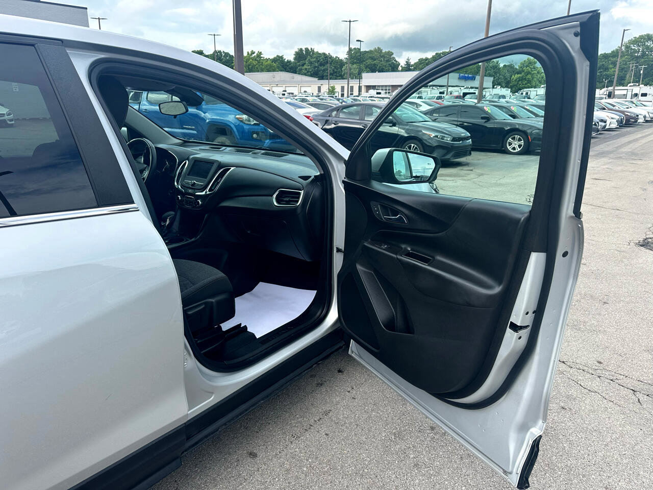 Used 2022 Chevrolet Equinox LT w/ Driver Convenience Package image 9