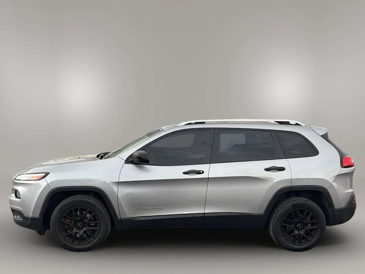 Used 2015 Jeep Cherokee Sport w/ Cold Weather Group FWD image 2