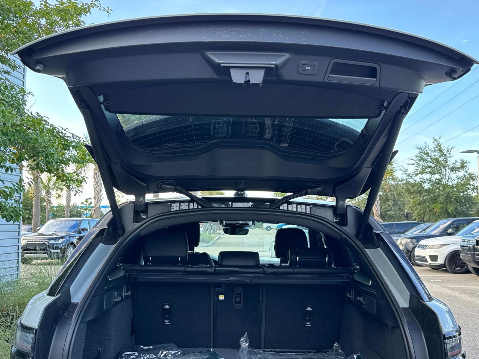 New 2026 Land Rover Range Rover Velar Dynamic SE image 12