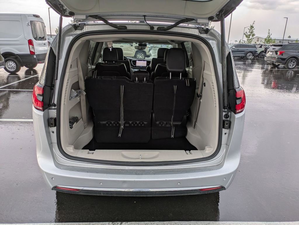 Used 2023 Chrysler Pacifica Limited image 25