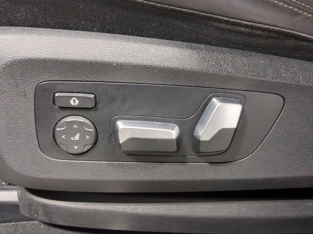 Used 2023 BMW X6 xDrive40i w/ M Sport Package image 31