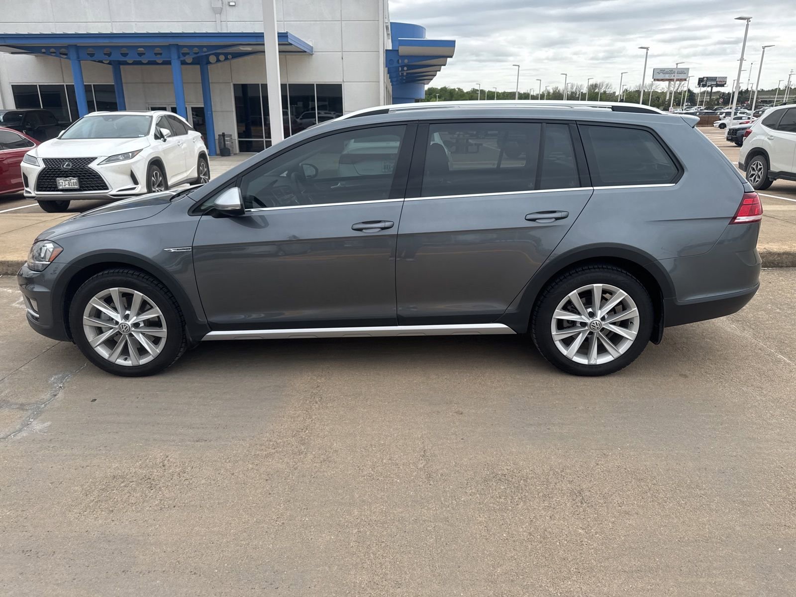 Used 2019 Volkswagen Golf Alltrack SE image 2