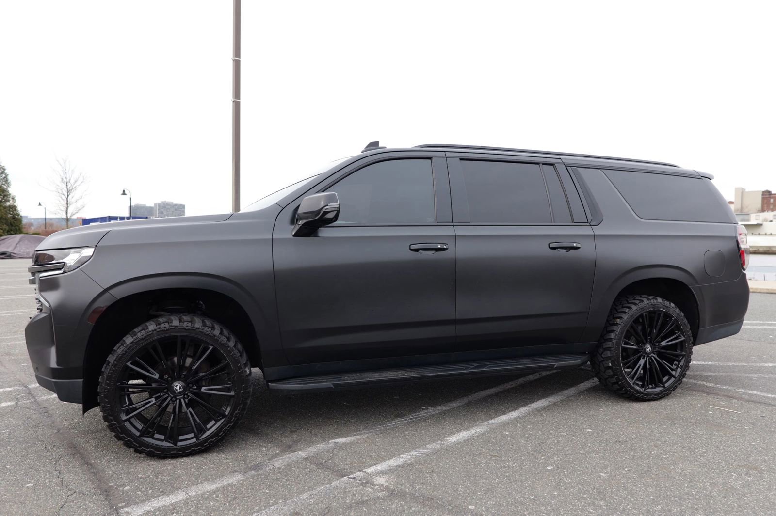 Used 2021 Chevrolet Suburban RST w/ Luxury Package image 4