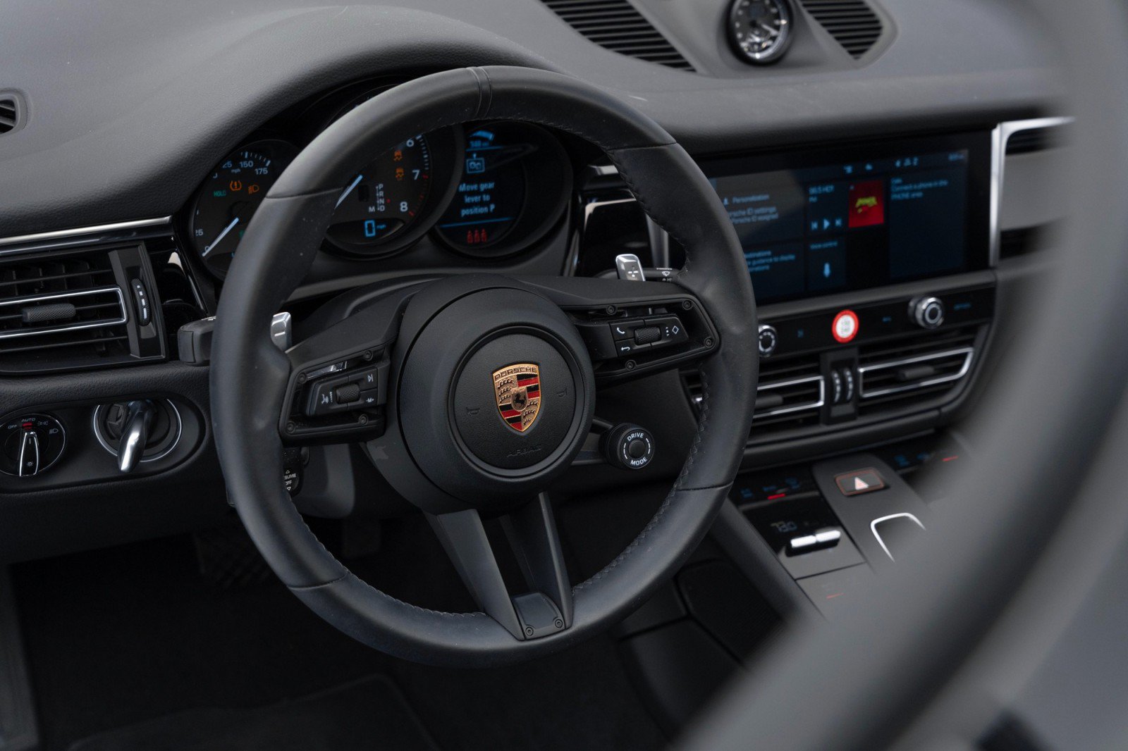 Certified 2024 Porsche Macan AWD/4WD image 16