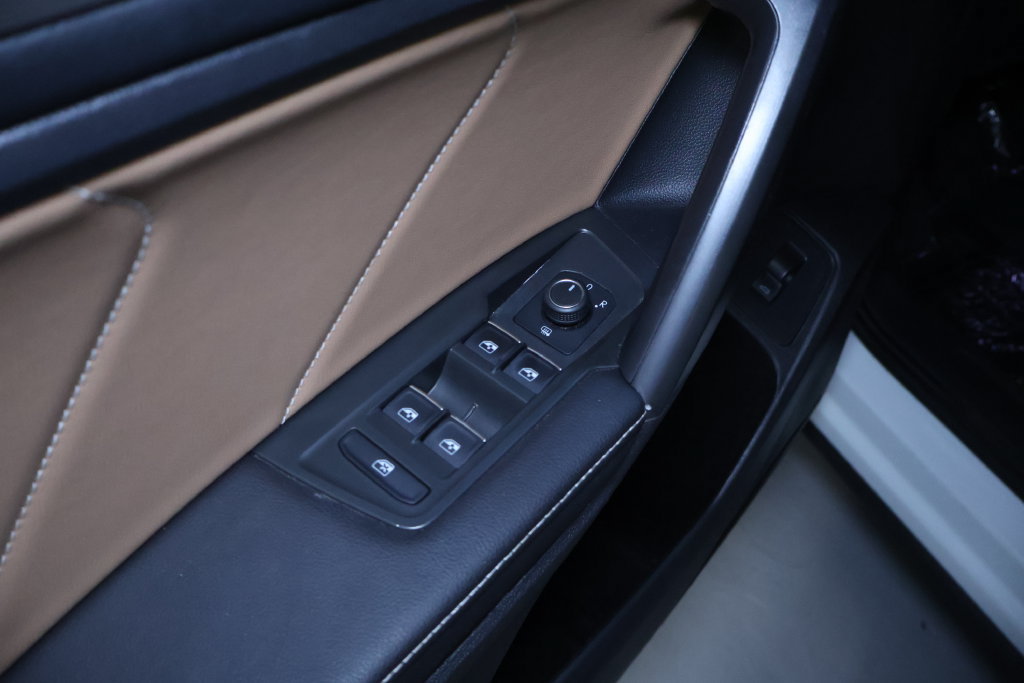 Used 2024 Volkswagen Tiguan SE w/ Panoramic Sunroof Package AWD/4WD image 14