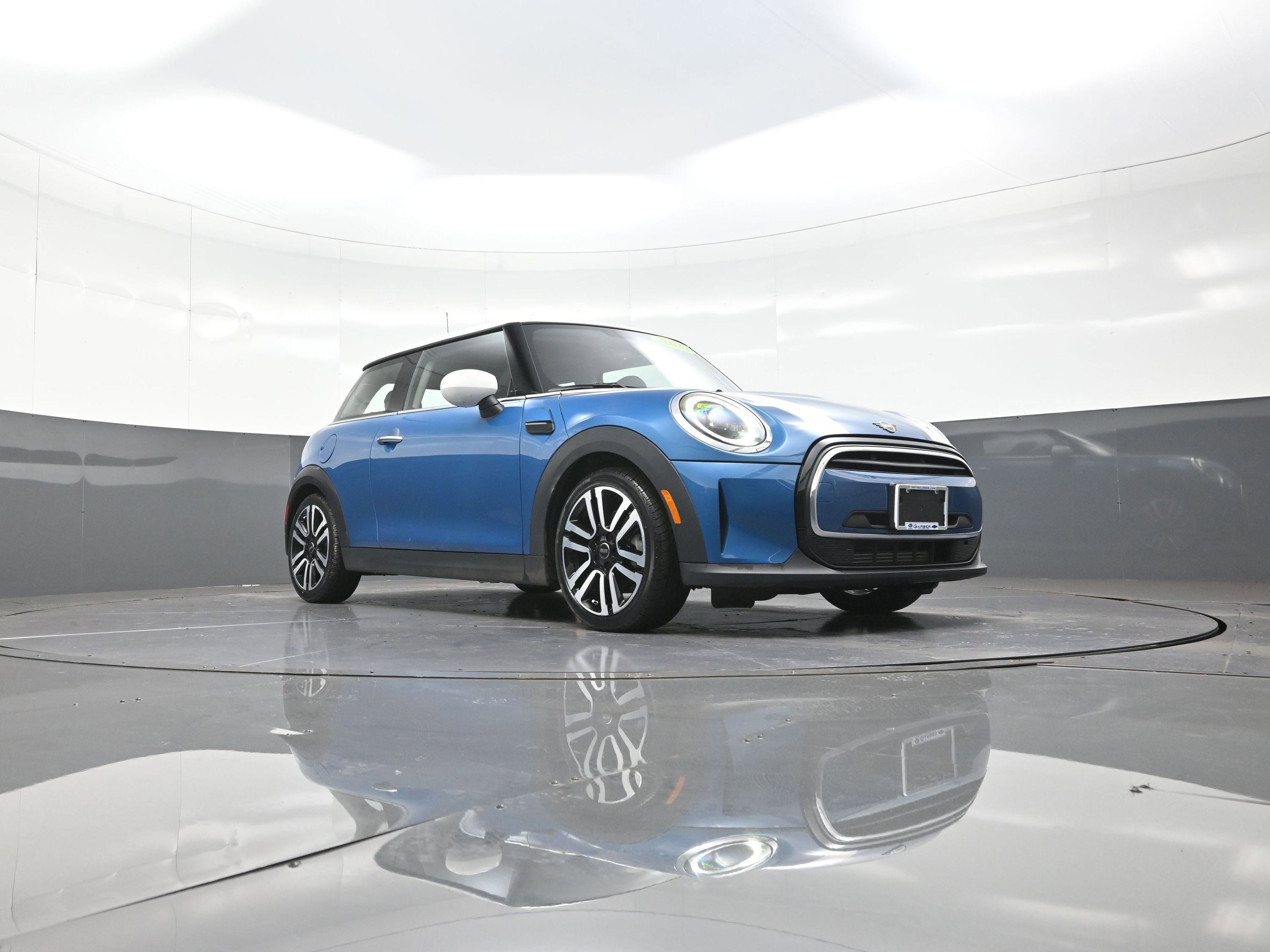 Used 2022 MINI Cooper 2-Door Hardtop image 9