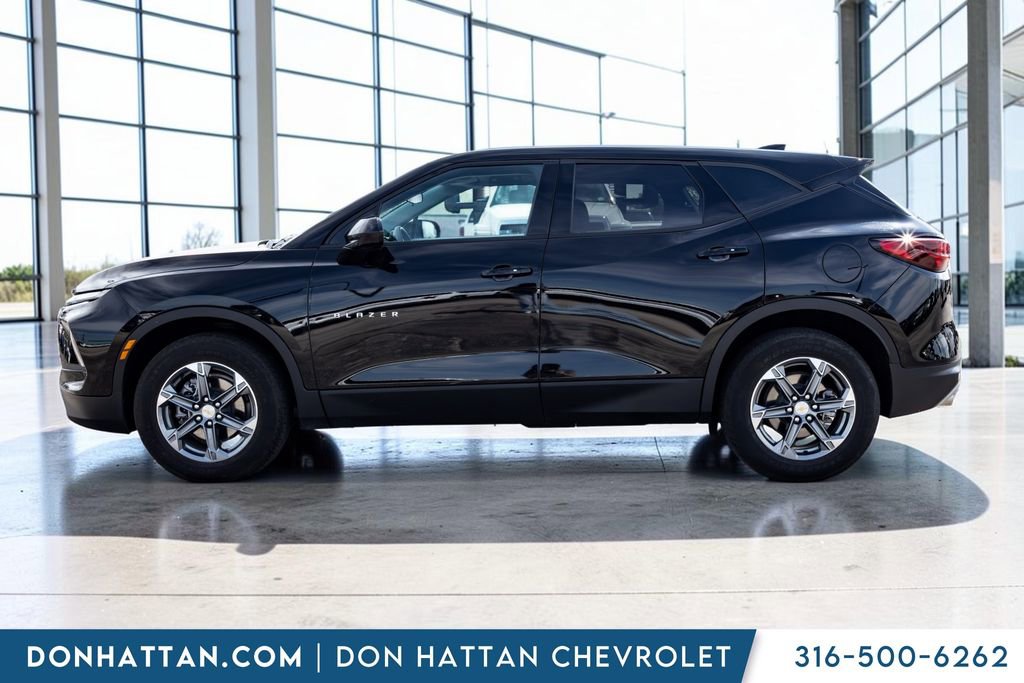 Used 2025 Chevrolet Blazer LT FWD image 2