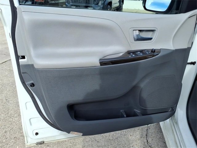 Used 2020 Toyota Sienna XLE image 21