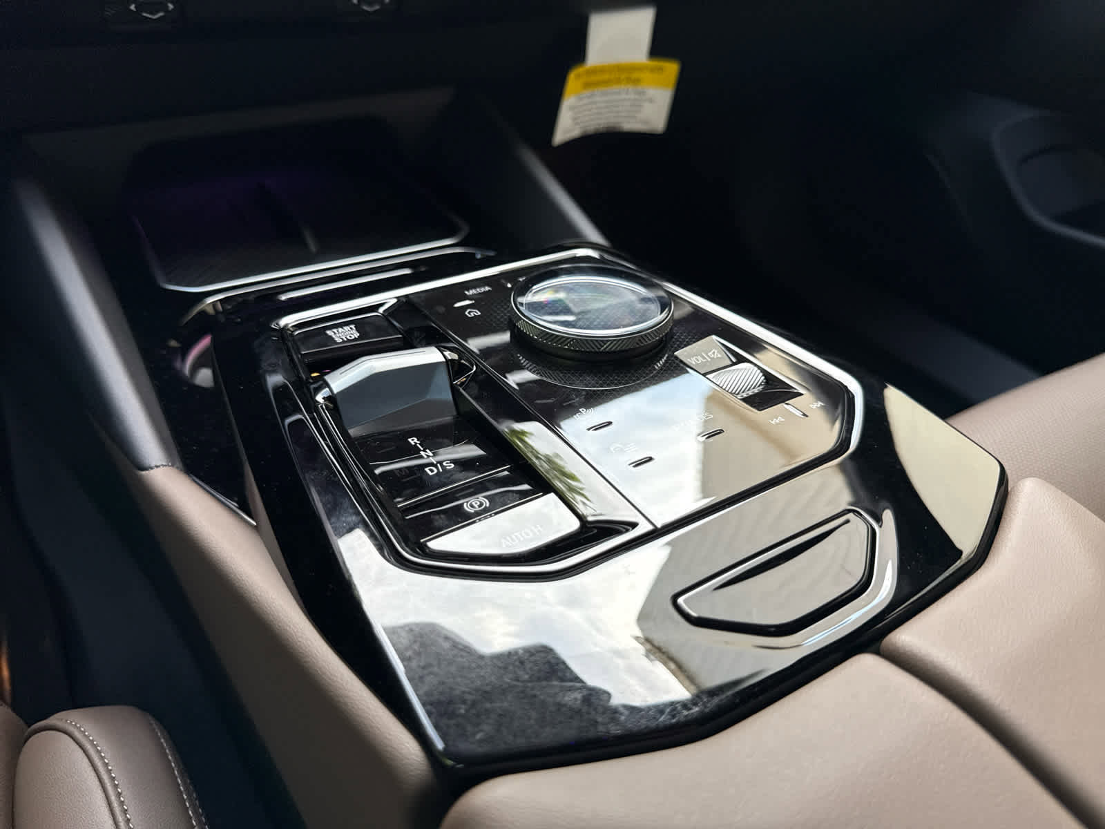 New 2026 BMW 550e xDrive w/ Premium Package image 9