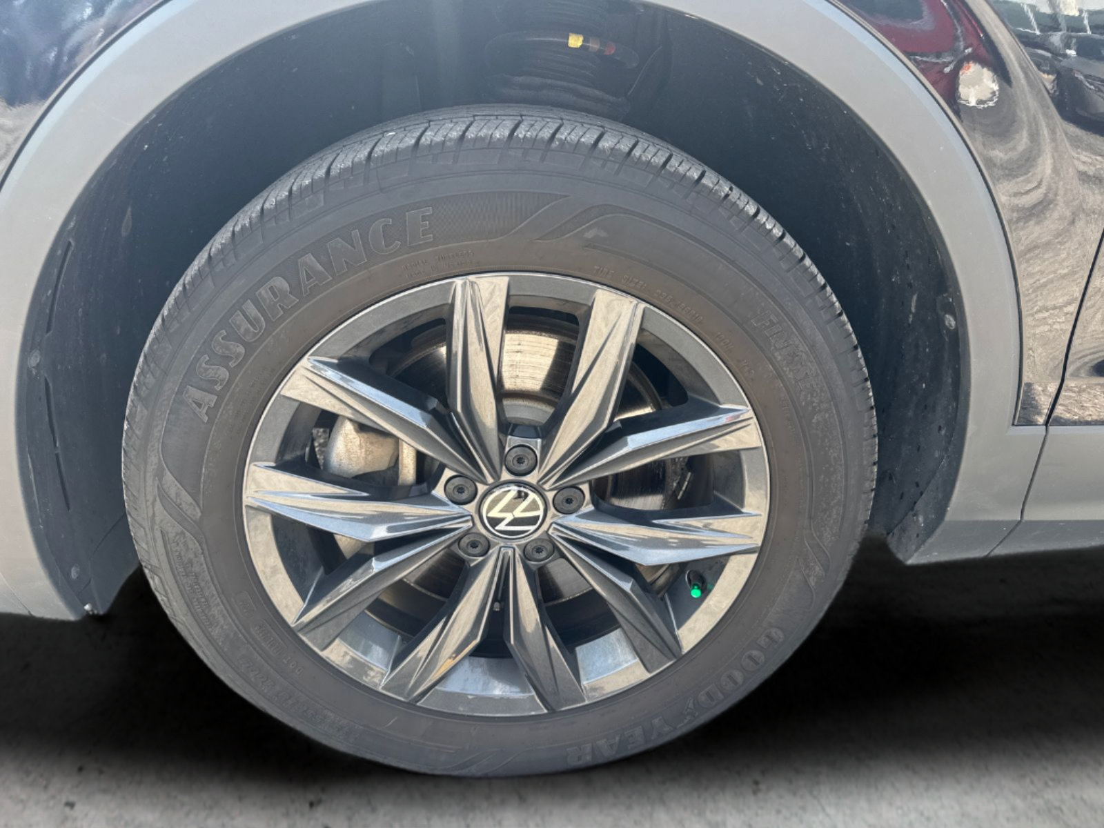 Used 2024 Volkswagen Tiguan SE AWD/4WD image 29