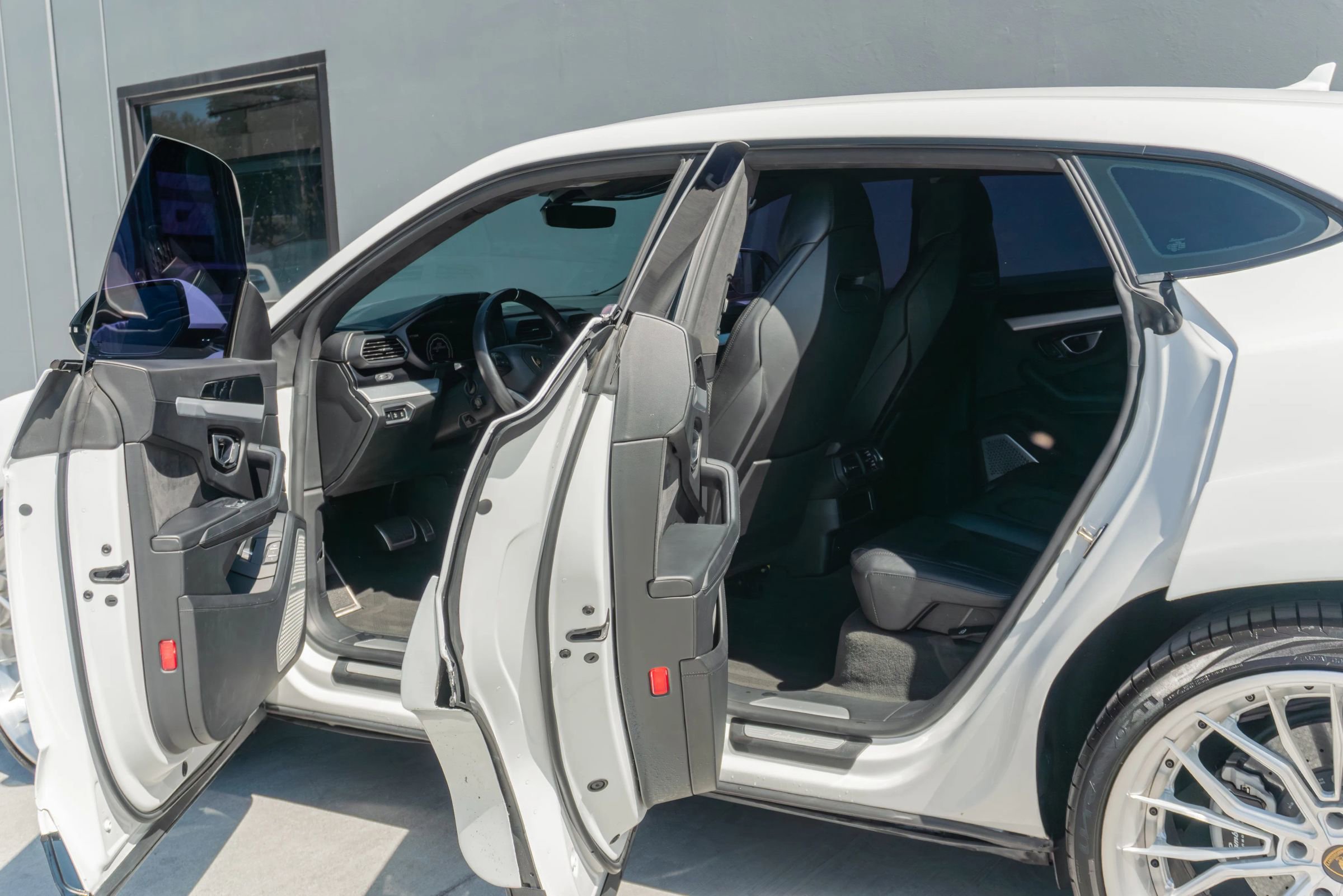 Used 2019 Lamborghini Urus AWD/4WD image 45