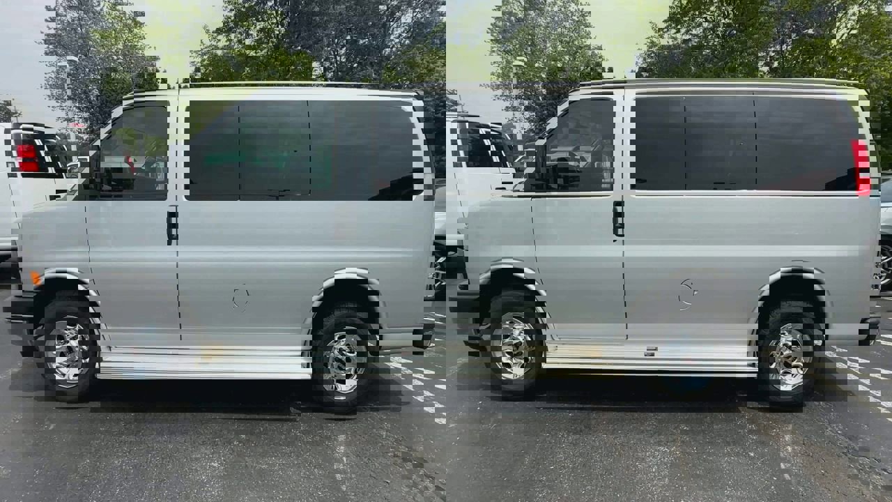 Used 2017 GMC Savana 2500 LT w/ LT Preferred Equipment Group image 5