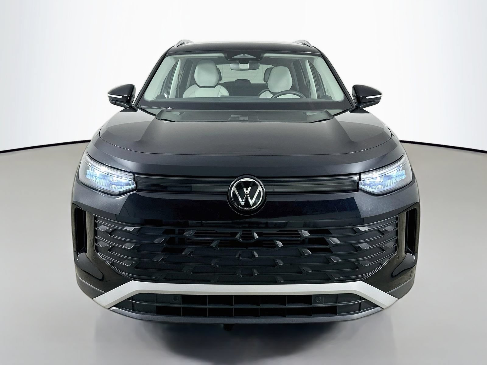 Certified 2025 Volkswagen Tiguan SE AWD/4WD image 2