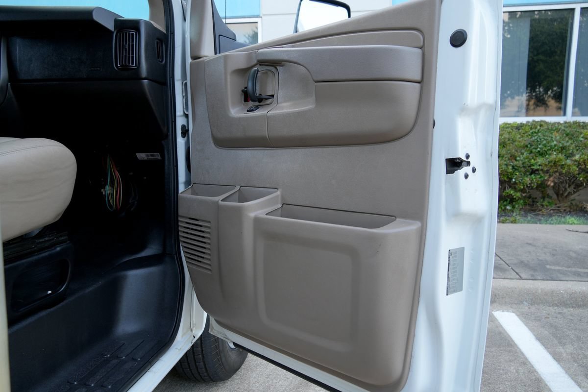 Used 2015 Chevrolet Express 4500 RWD image 41