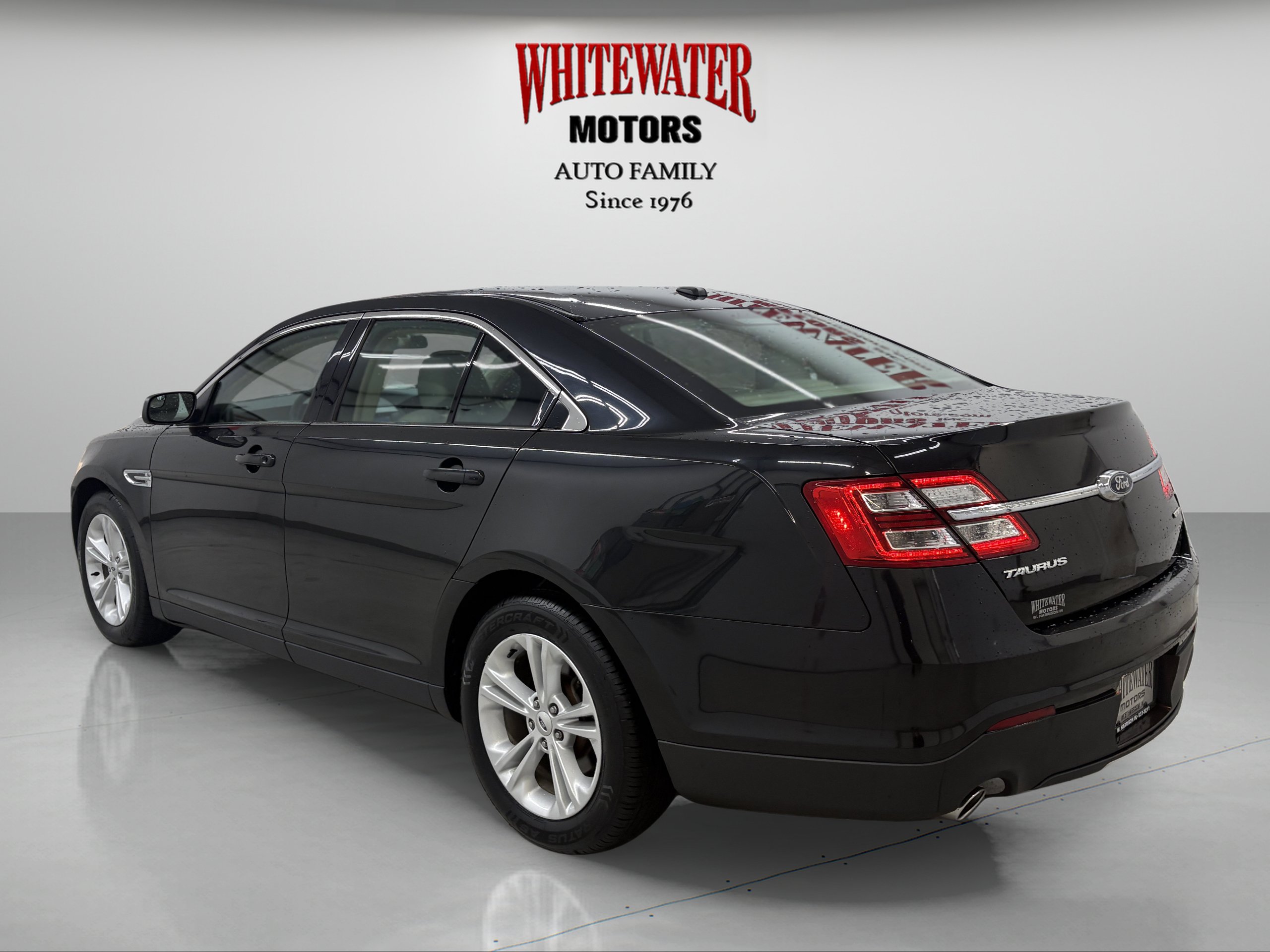 Used 2015 Ford Taurus SE FWD image 2