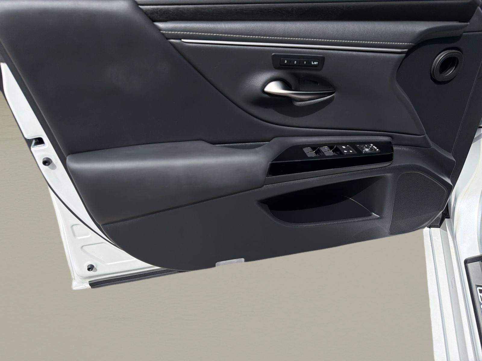 Certified 2024 Lexus ES 300h w/ Technology Package FWD image 8