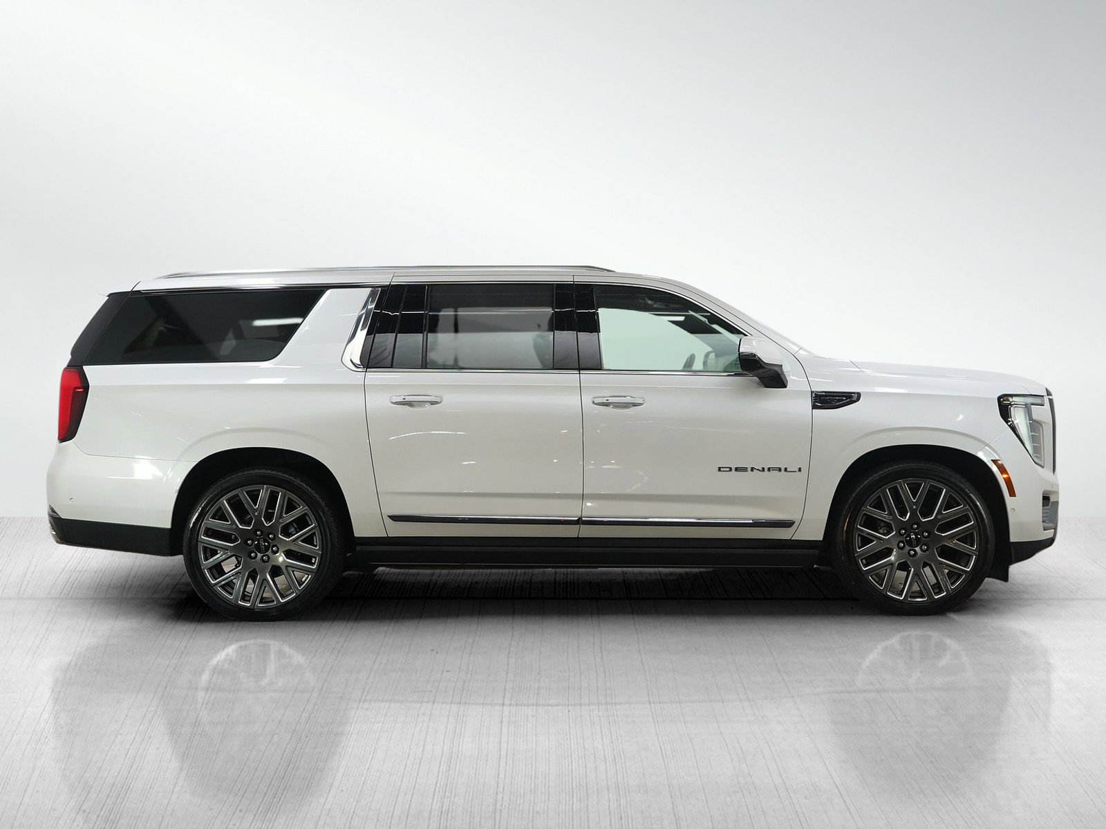 Used 2025 GMC Yukon XL Denali Ultimate AWD/4WD image 6
