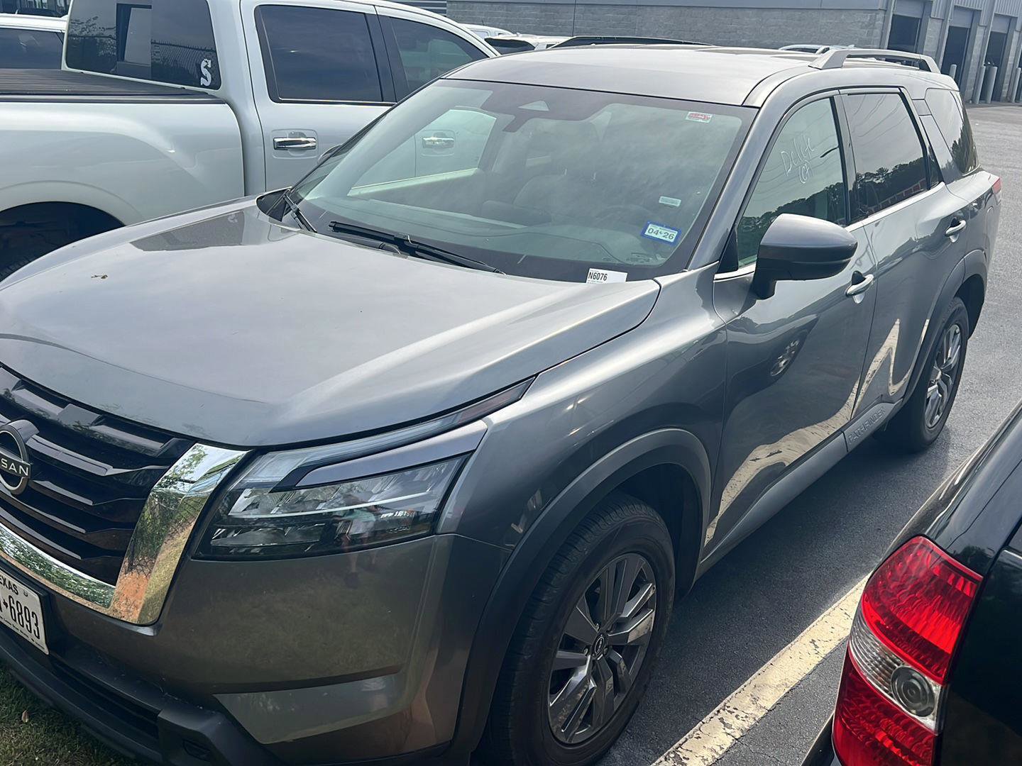 Used 2024 Nissan Pathfinder SV image 2