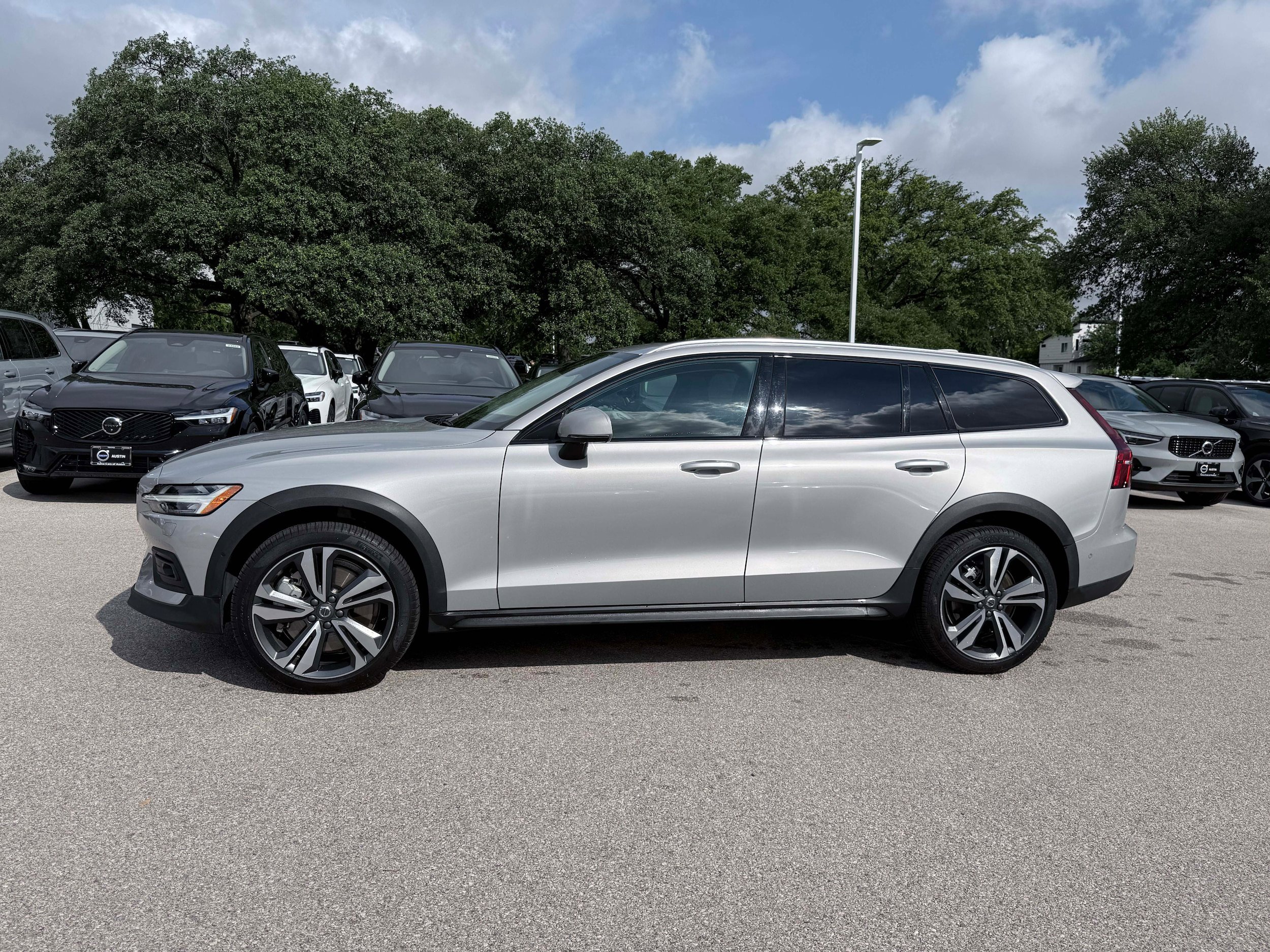 Certified 2025 Volvo V60 B5 Cross Country Plus AWD/4WD image 3