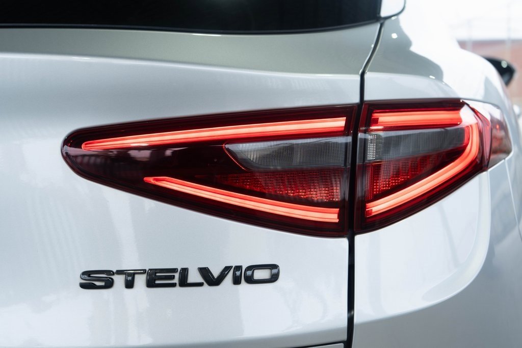 Used 2021 Alfa Romeo Stelvio Sprint w/ Nero Edizione image 6