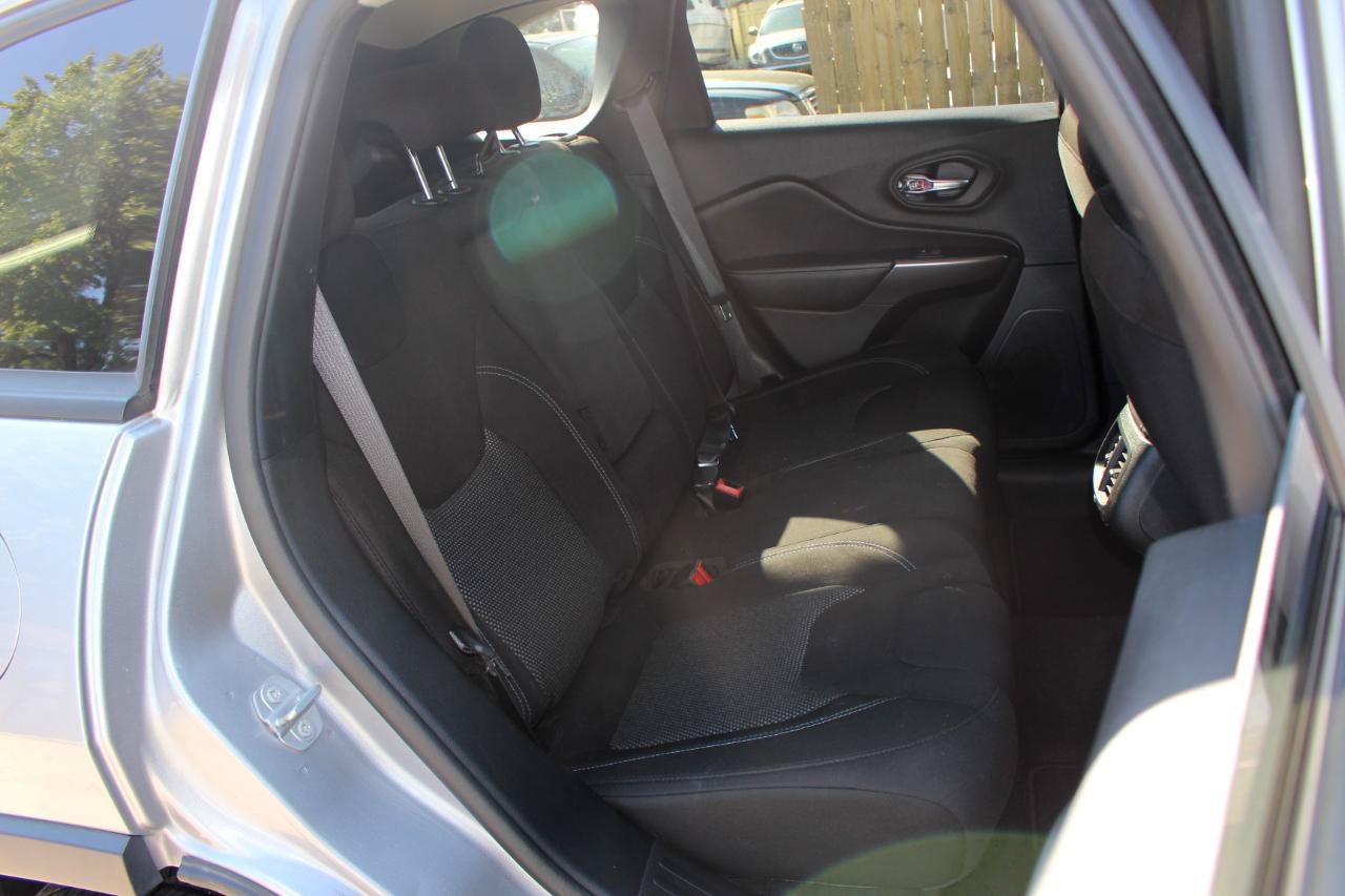 Used 2020 Jeep Cherokee Latitude FWD image 35