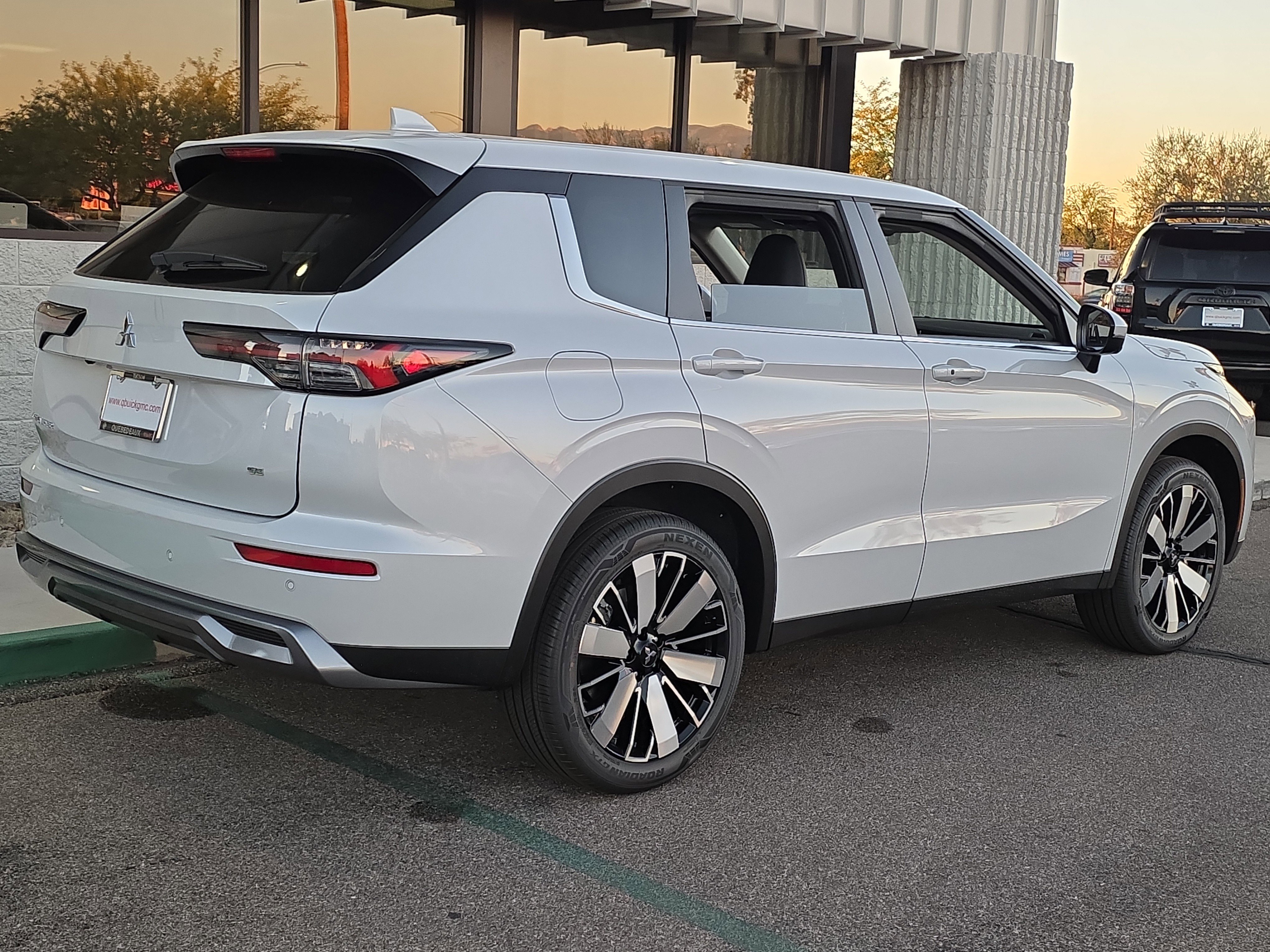 New 2025 Mitsubishi Outlander SE image 4