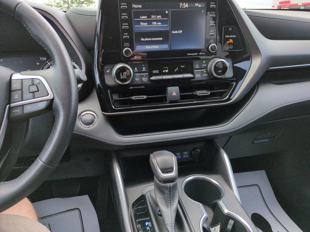 Used 2022 Toyota Highlander XLE FWD image 17