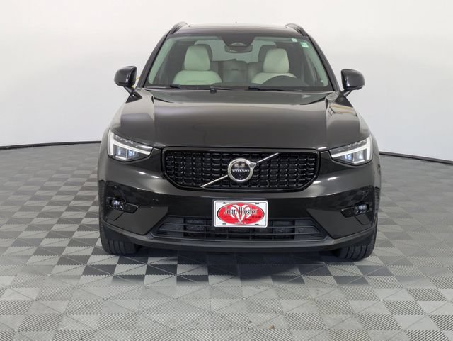 Used 2023 Volvo XC40 B4 Ultimate FWD image 3