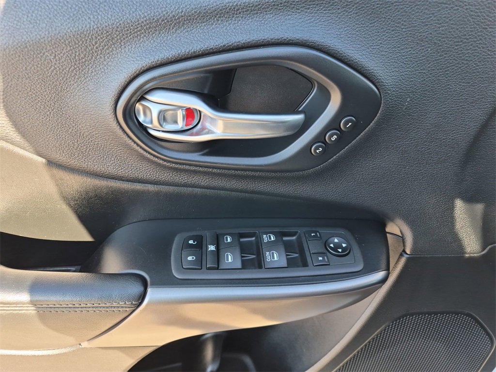 Used 2019 Jeep Cherokee Limited image 13