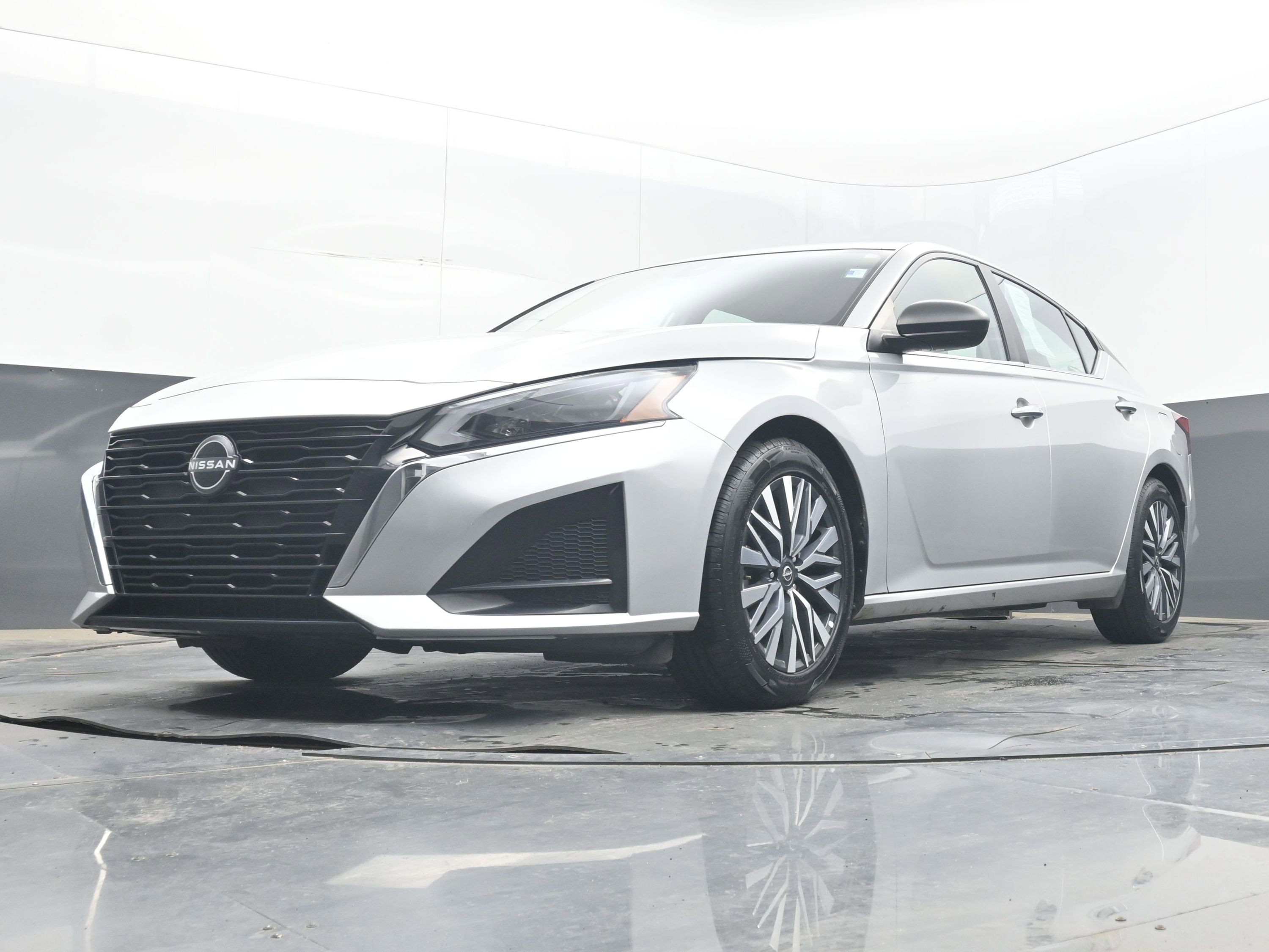 Used 2024 Nissan Altima 2.5 SV FWD image 24