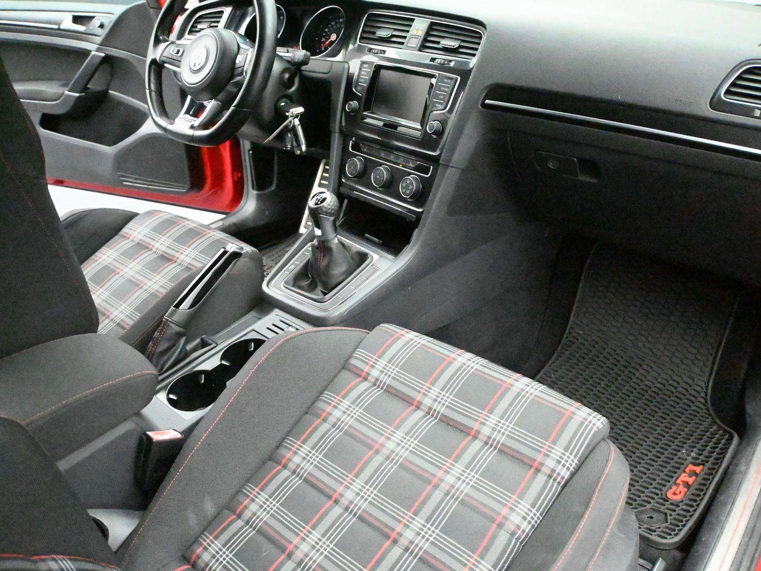 Used 2015 Volkswagen Golf S image 17