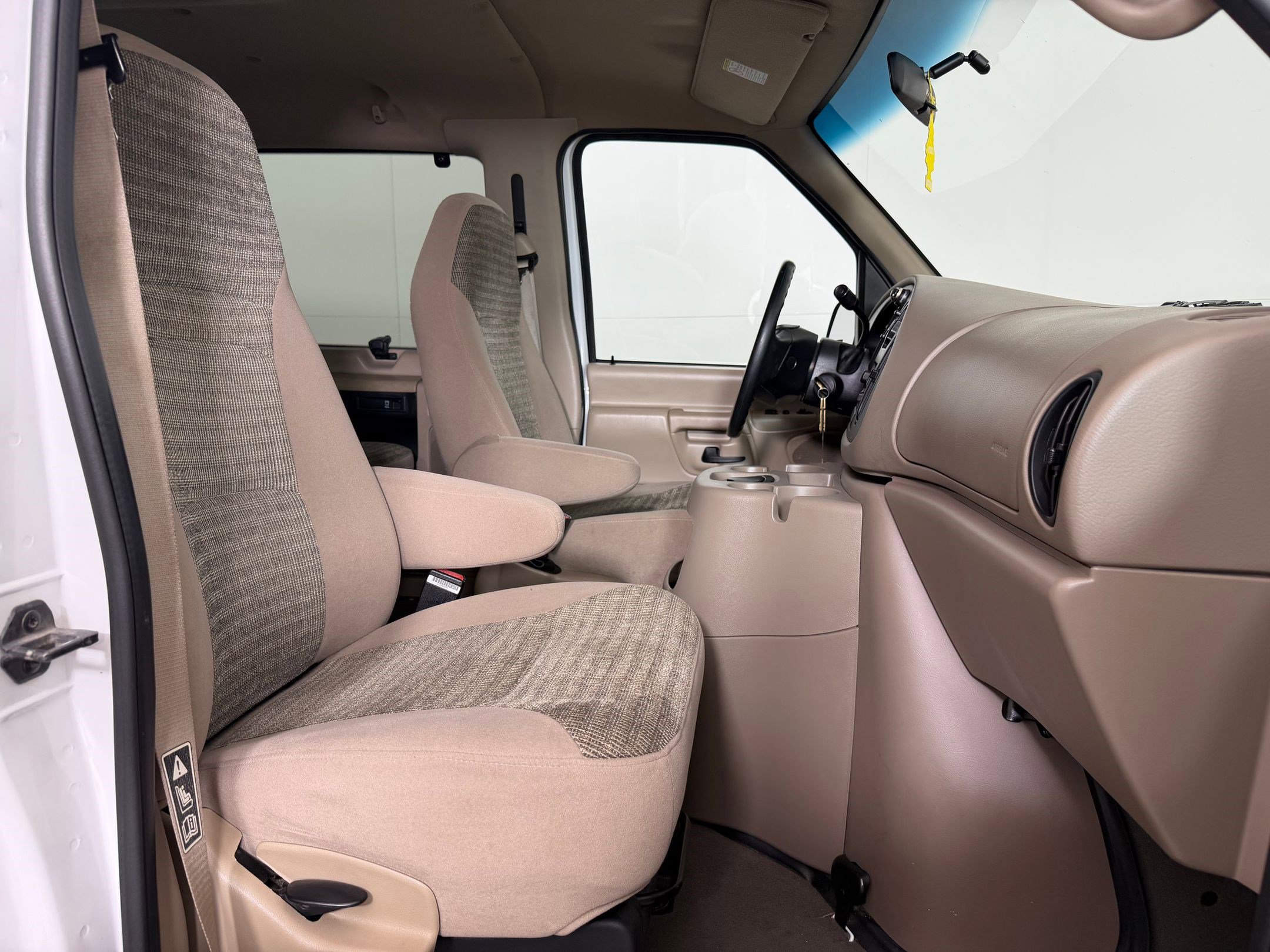 Used 2001 Ford E-350 and Econoline 350 Club Wagon image 26