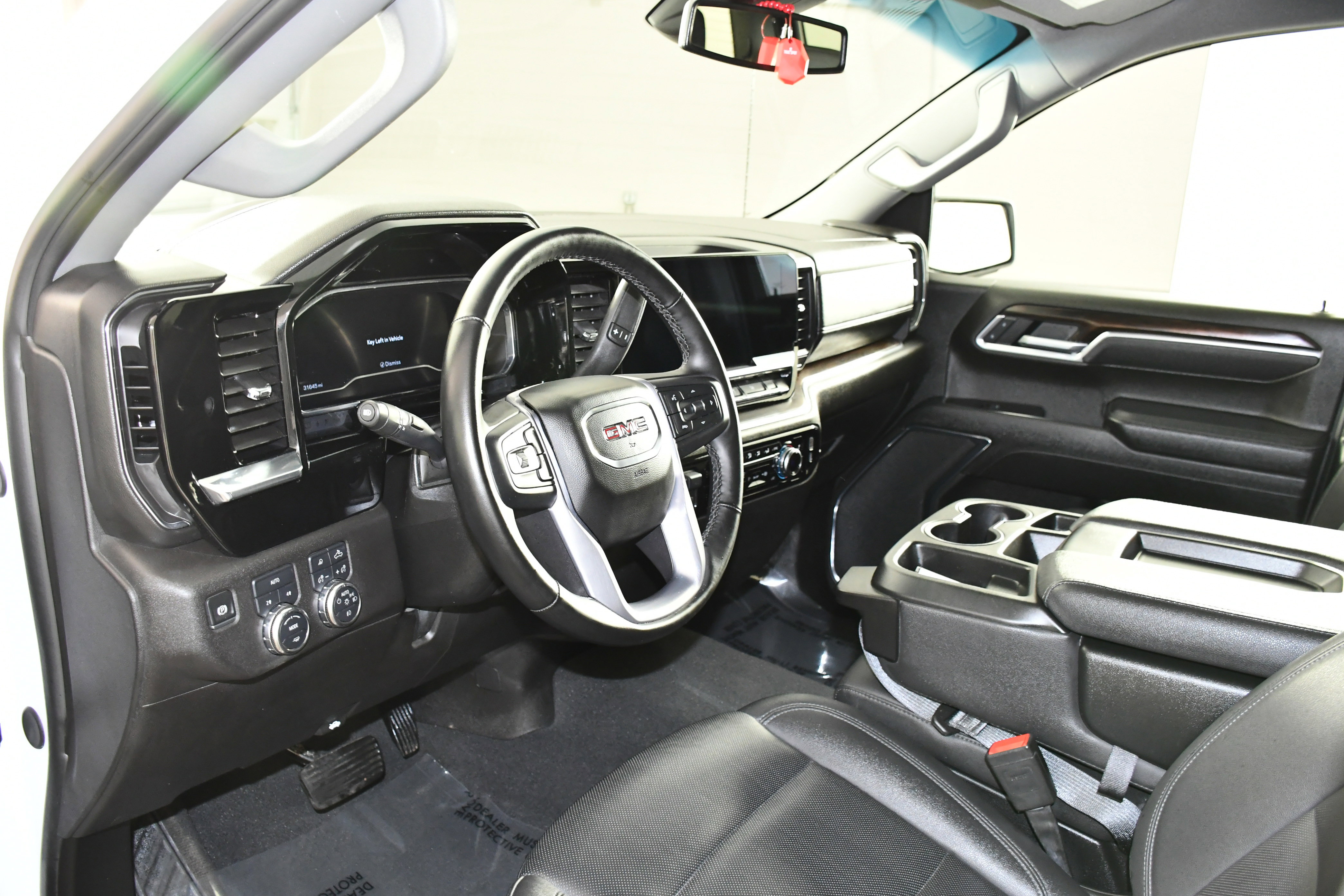 Used 2025 GMC Sierra 1500 SLT image 2